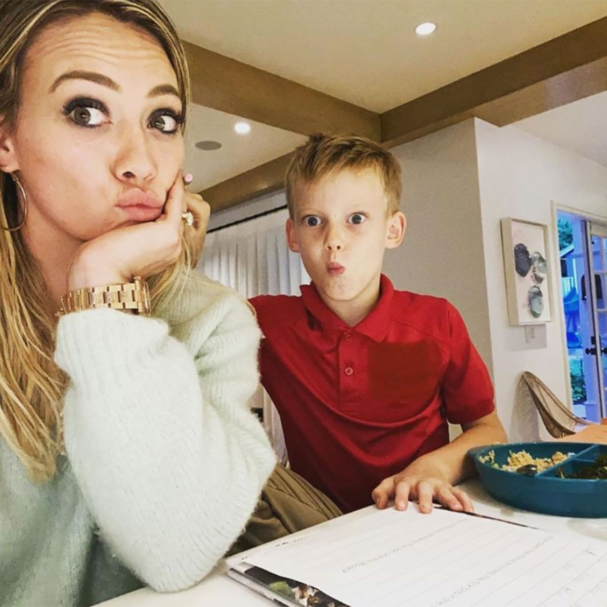 Hilary Duff dejó que su hijo la maquillara y ¡éste fue el ...