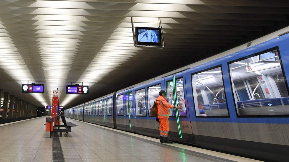 Detienen a hombre que lamió pasamanos para difundir coronavirus ...