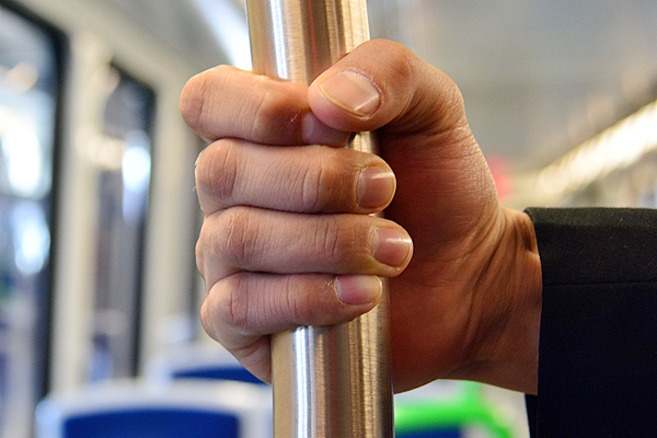 Comienza marcha blanca del primer tren con pasamanos de cobre ...
