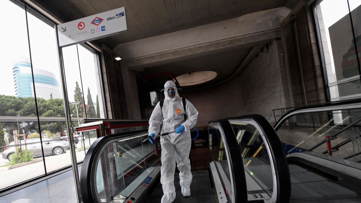 Detienen a hombre que lamió pasamanos para presuntamente propagar ...