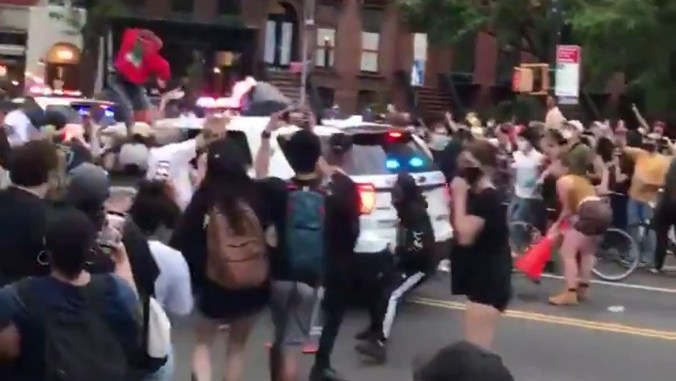Manifestantes son atropellados por camioneta de la policía en ...