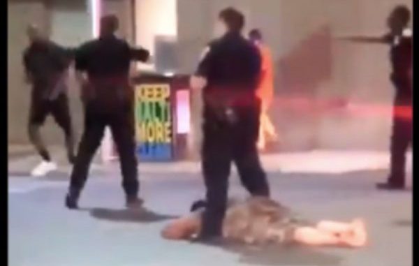 De un sólo golpe, policía noquea a mujer afroamericana en ...