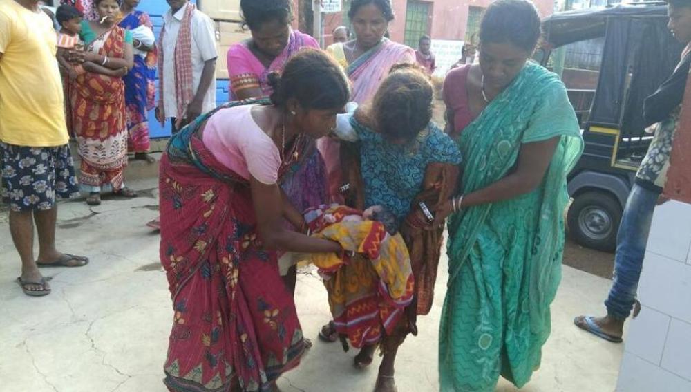 Una joven de 17 años da a luz en medio de la calle y el hospital ...