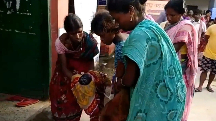 Ante la indiferencia de todos, una mujer india de 17 años dio a ...