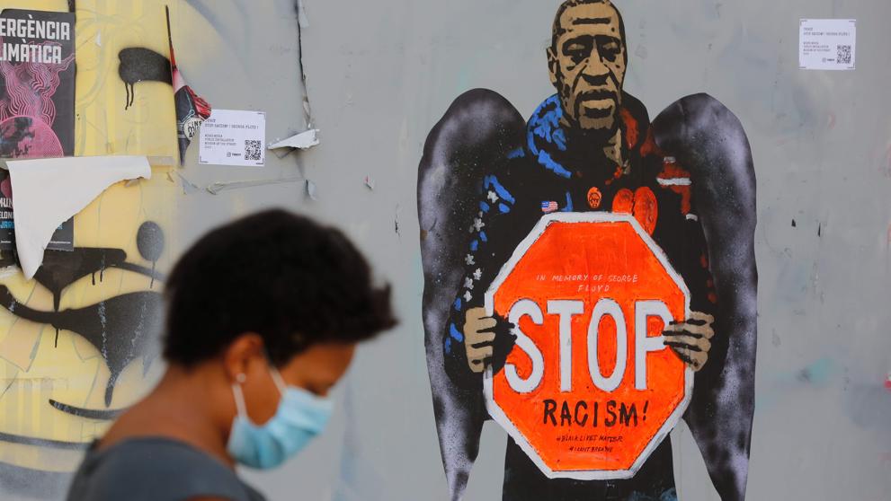 El artista callejero TVBOY pinta un grafiti en Barcelona por ...