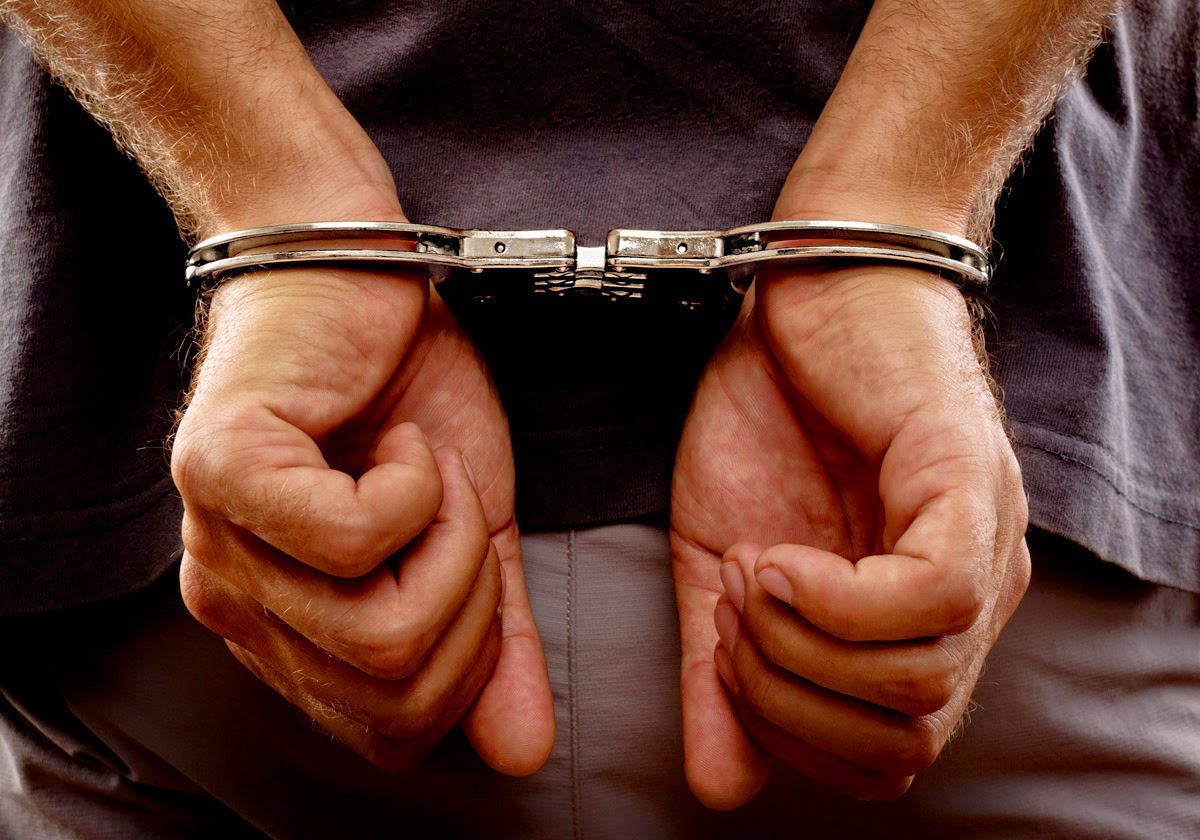 Hombre esposado | Mateo Bueno Abogado