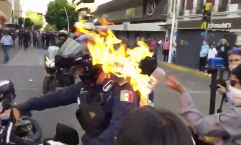 Un individuo vació líquido inflamable en la espalda a un policía y le prendió fuego, en Guadalajara, México.