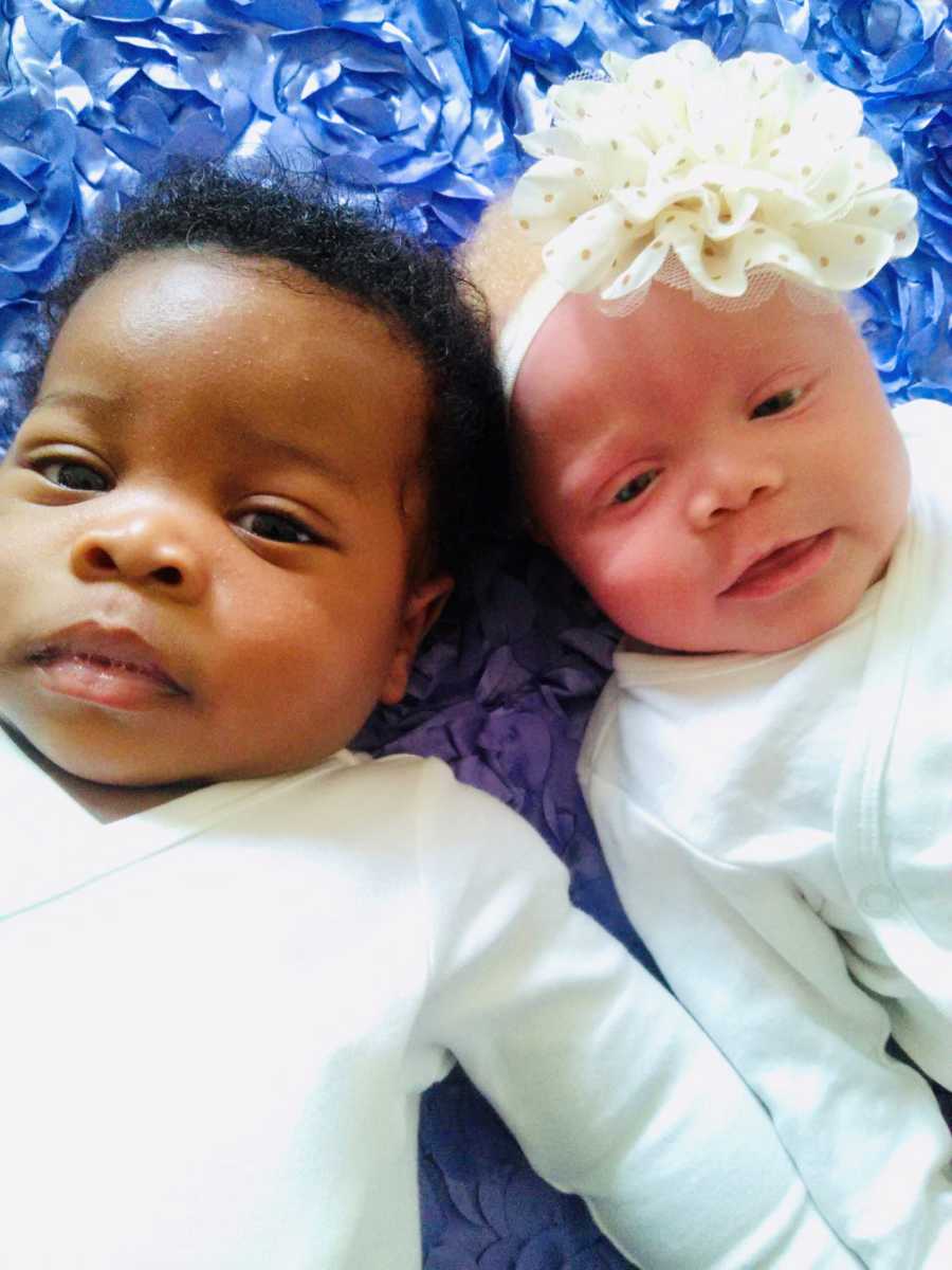Негритянка родила. Двойняшки разных рас. Двойняшки черная и белая. Разноцветные Близнецы. Младенцы разных рас.