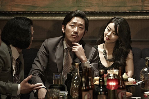 검찰 수사로 룸살롱 업계가 긴장하고 있다. 40여년 전 처음 생긴 룸살롱은 2000년대 초반 최대 호황기를 거쳐 지금은 미래가 어두운 사업이라고 업계 관계자들은 입을 모은다. 사진은 영화‘범죄와의 전쟁’의 한 장면으로 기사 내용과는 관련이 없다.