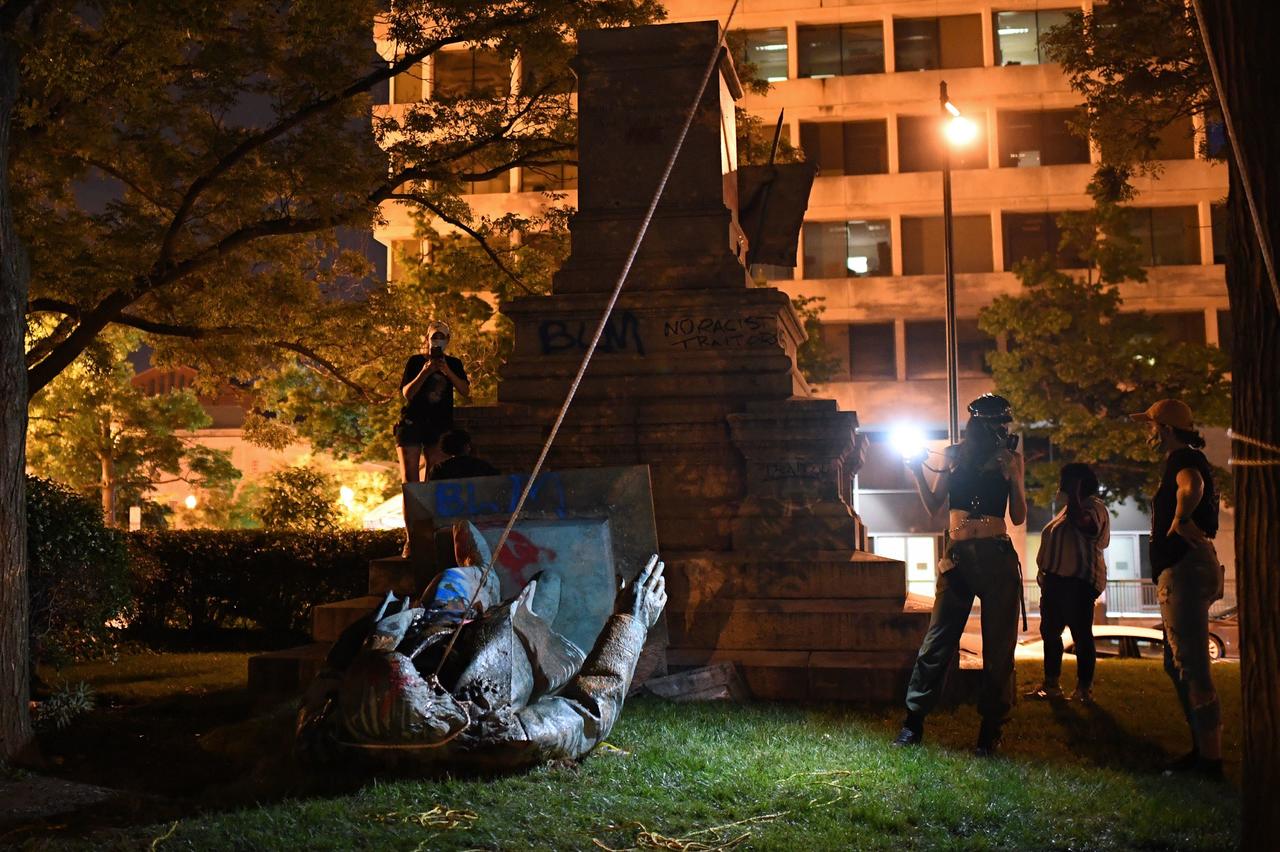 Protesters Topple Confederate General Statue In Washington DC And ...
