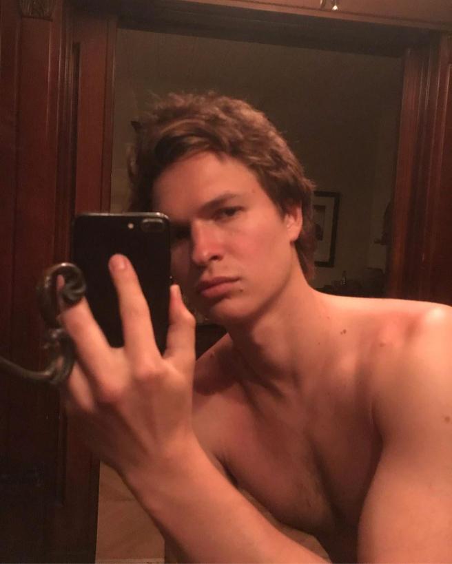 Ansel Elgort se hace viral con su desnudo para recaudar fondos ...