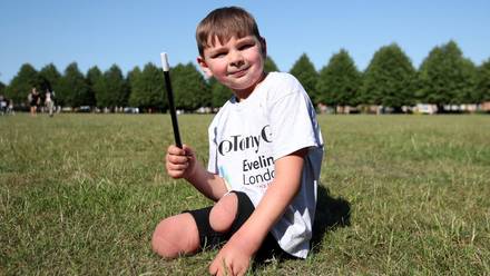 Un niño amputado de las dos piernas recauda 1,2 millones de ...