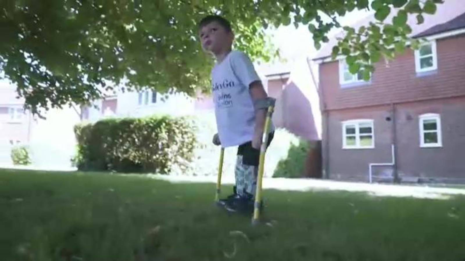 Virales: Un niño que perdió las dos piernas consigue casi 1 millón ...