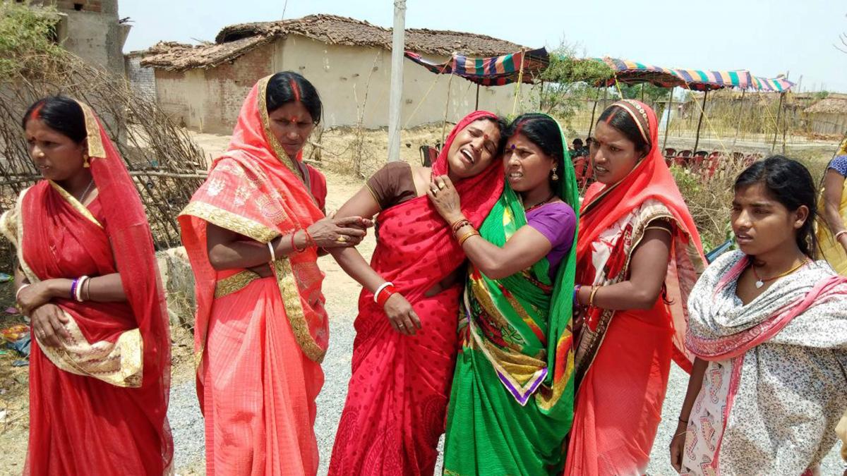 Violan y queman viva a una joven india a la que engañaron con ...