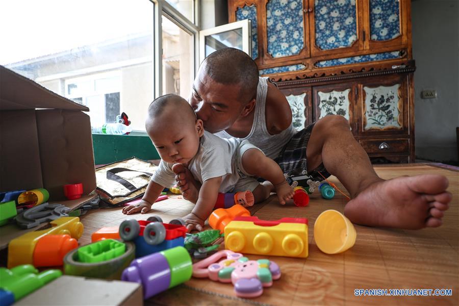 CHINA-LIAONING-PADRE SIN BRAZOS-SERIE