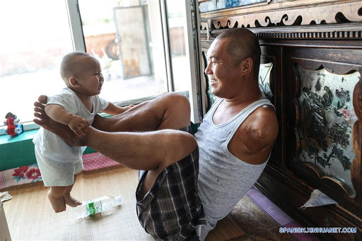 Wang Gang, padre sin brazos en Liaoning | Spanish.xinhuanet.com