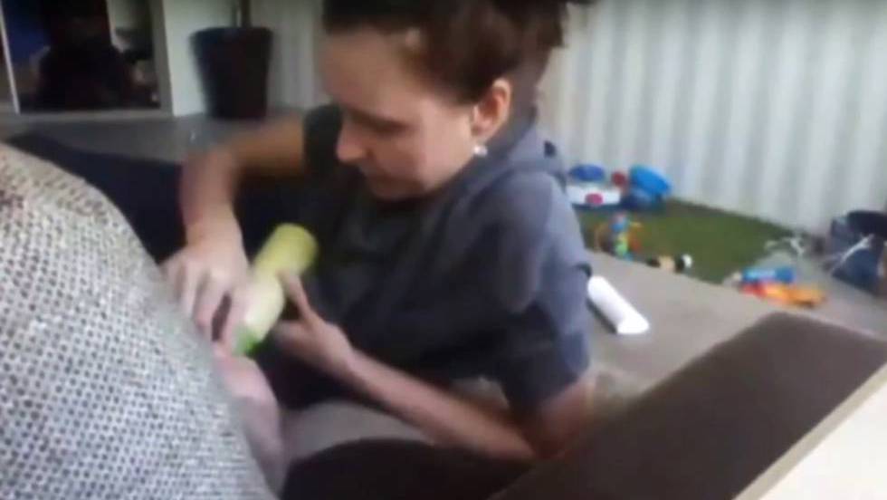 Una familia graba a su niñera pegando y tapando la nariz a su bebé ...