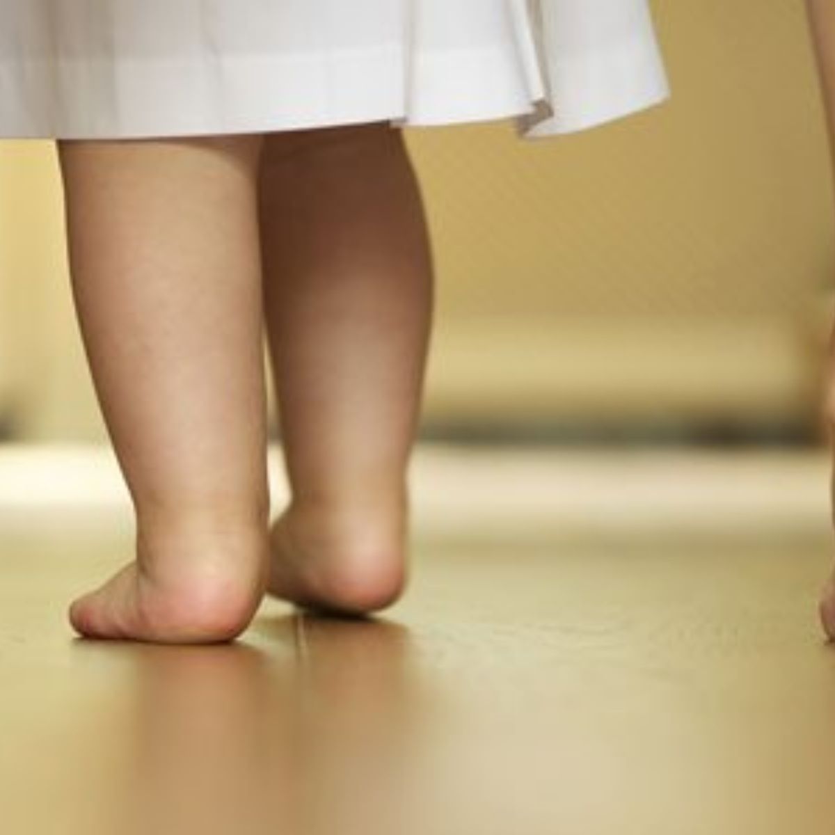 Padre GOLPEA fuertemente a su bebé por no saber caminar (VIDEO ...