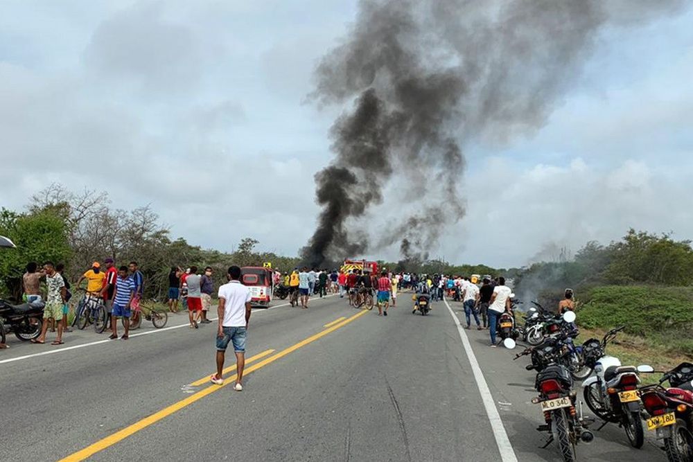El saqueo de un camión con combustible accidentado en Colombia ...
