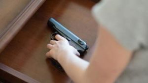 Niño de 4 años dispara a su madre embarazada con un arma que ...