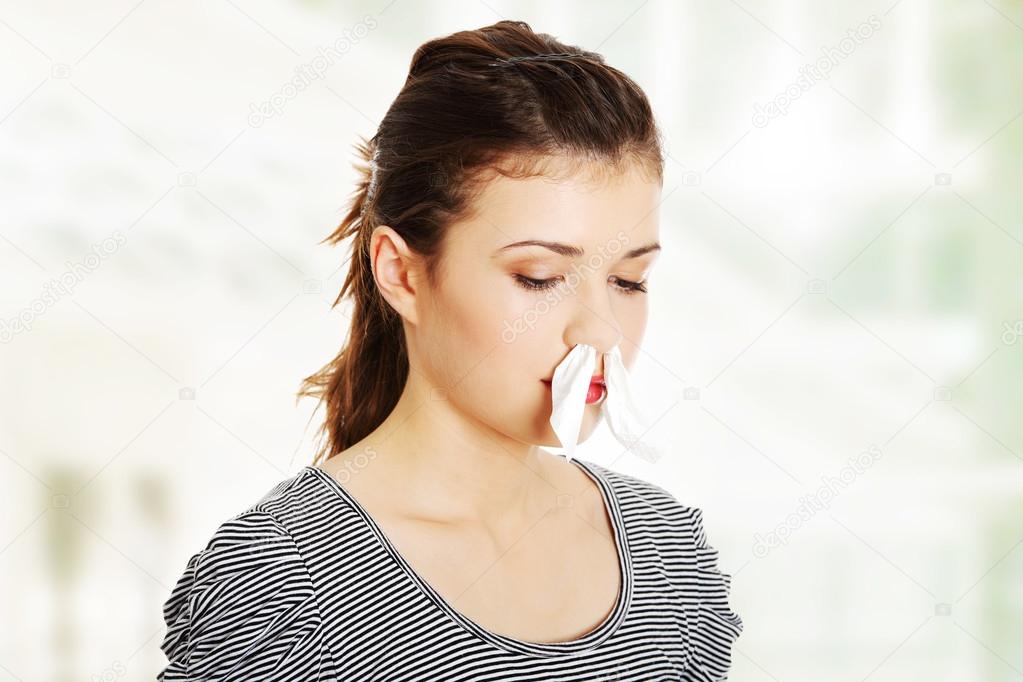 how to make yourself sneeze