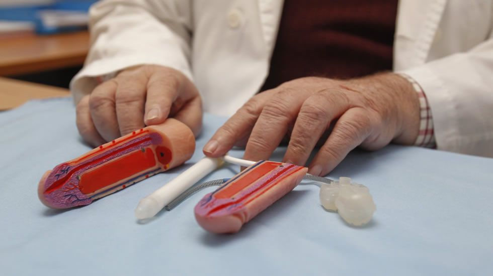 Tres varones esperan en el Clínico por una cirugía para el ...