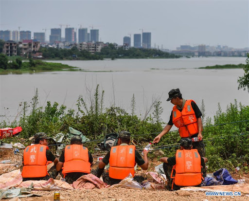 Policía armada ayudan a combatir las inundaciones en ...