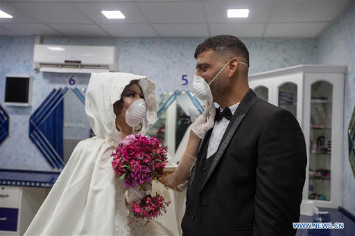 Pareja palestina celebra su boda usando mascarillas y guantes ...