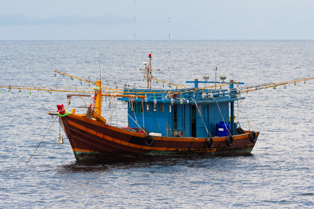 Barco de pesca en el mar | Foto Premium