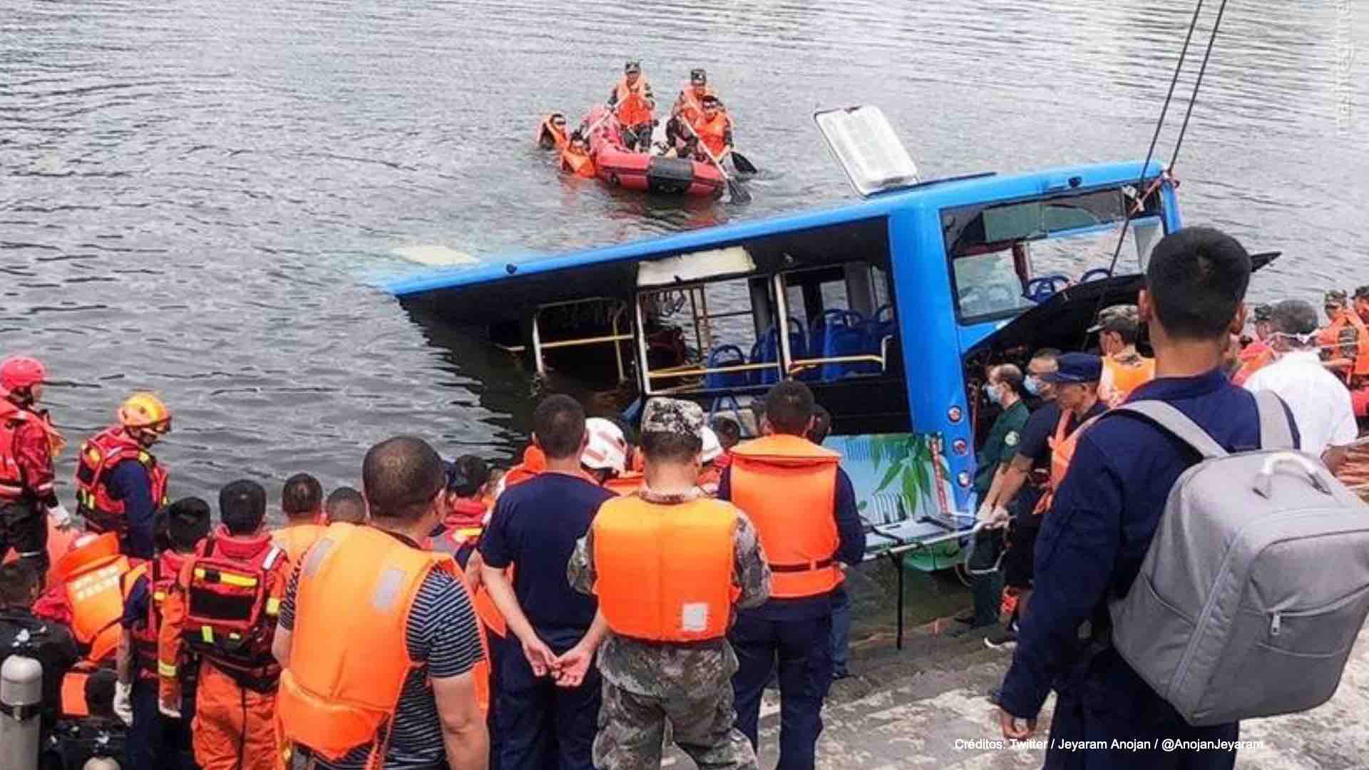 Conductor de autobús choca tras saber que su casa fue demolida