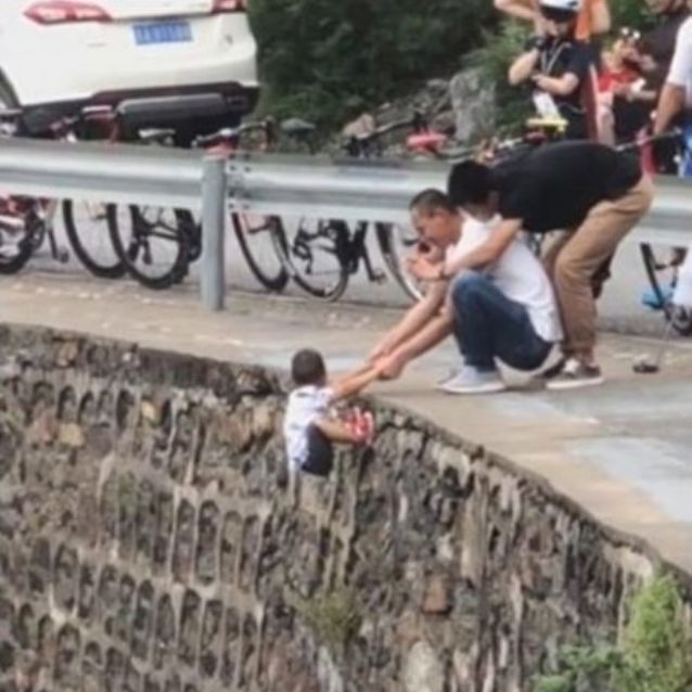 Insólito: mirá de dónde colgaron a un chico para sacarle una foto ...