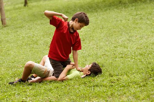 Cómo reaccionar cuando pegan a tu hijo?