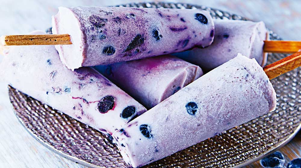 Paletas de hielo de moras azules | Cocina Fácil