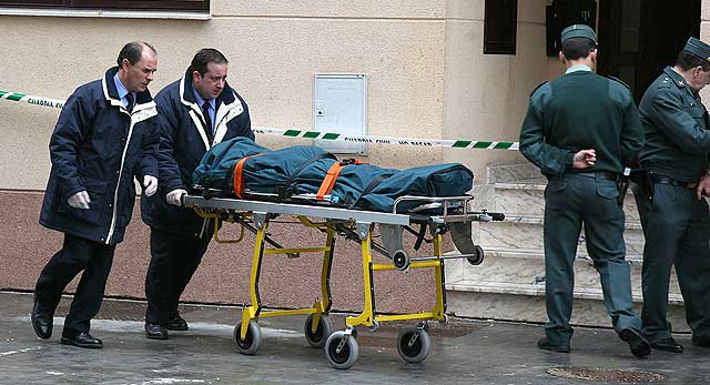 El comerciante chino apareció atado a su cama de pies y manos y ...