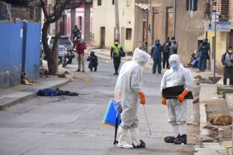 Bolivia: Sacan a la calle cadáver de fallecido por COVID-19 - San ...