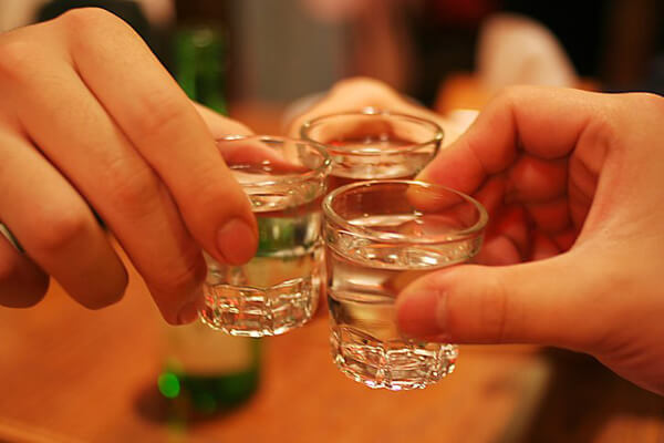 混ぜて飲むと本当にすぐにとるか？酒と関連誤解と真実| 1boon