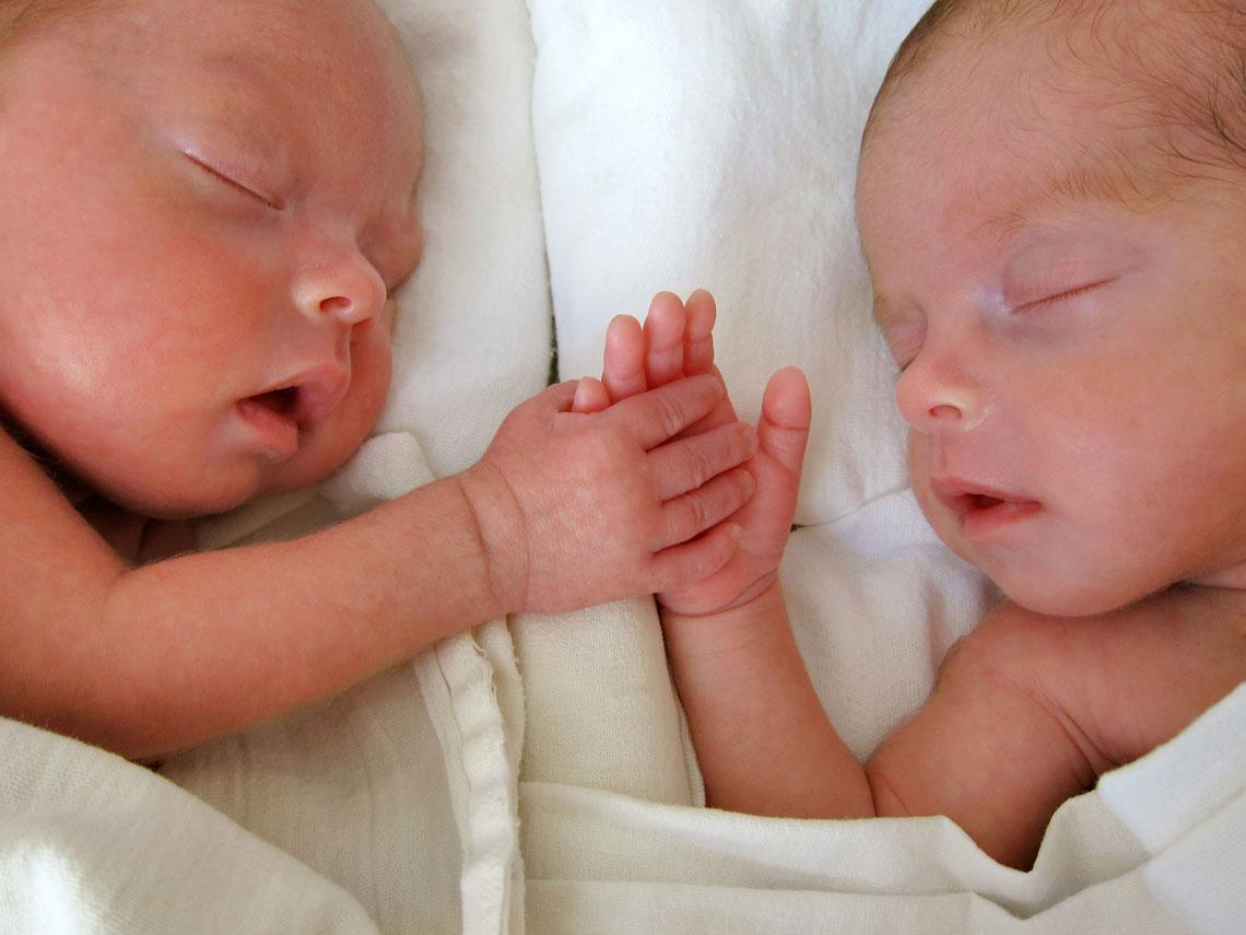 Gemelos: 5 trucos de padres para organizarse con los bebés