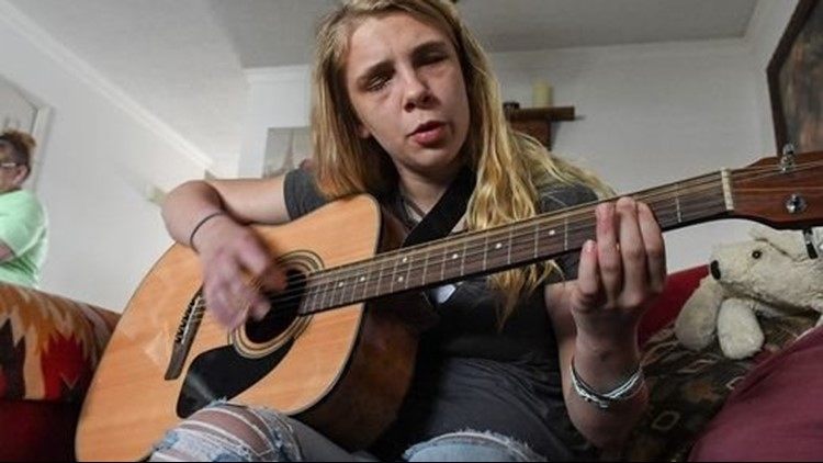 Así es la nueva vida de la chica que se arrancó los ojos frente a ...