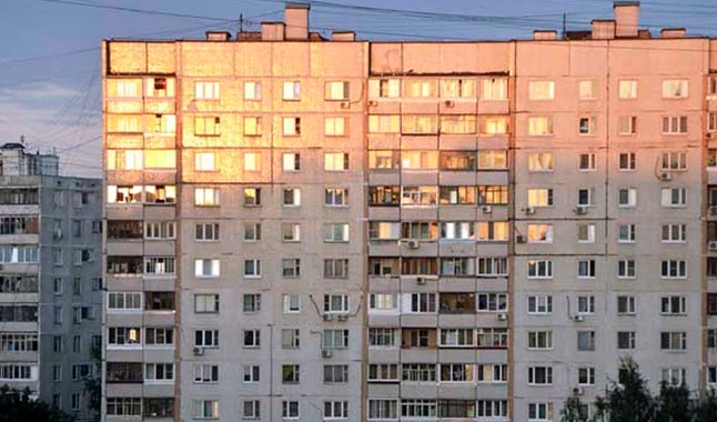 Rusia: mujer cae del noveno piso, se levanta y se va caminando ...