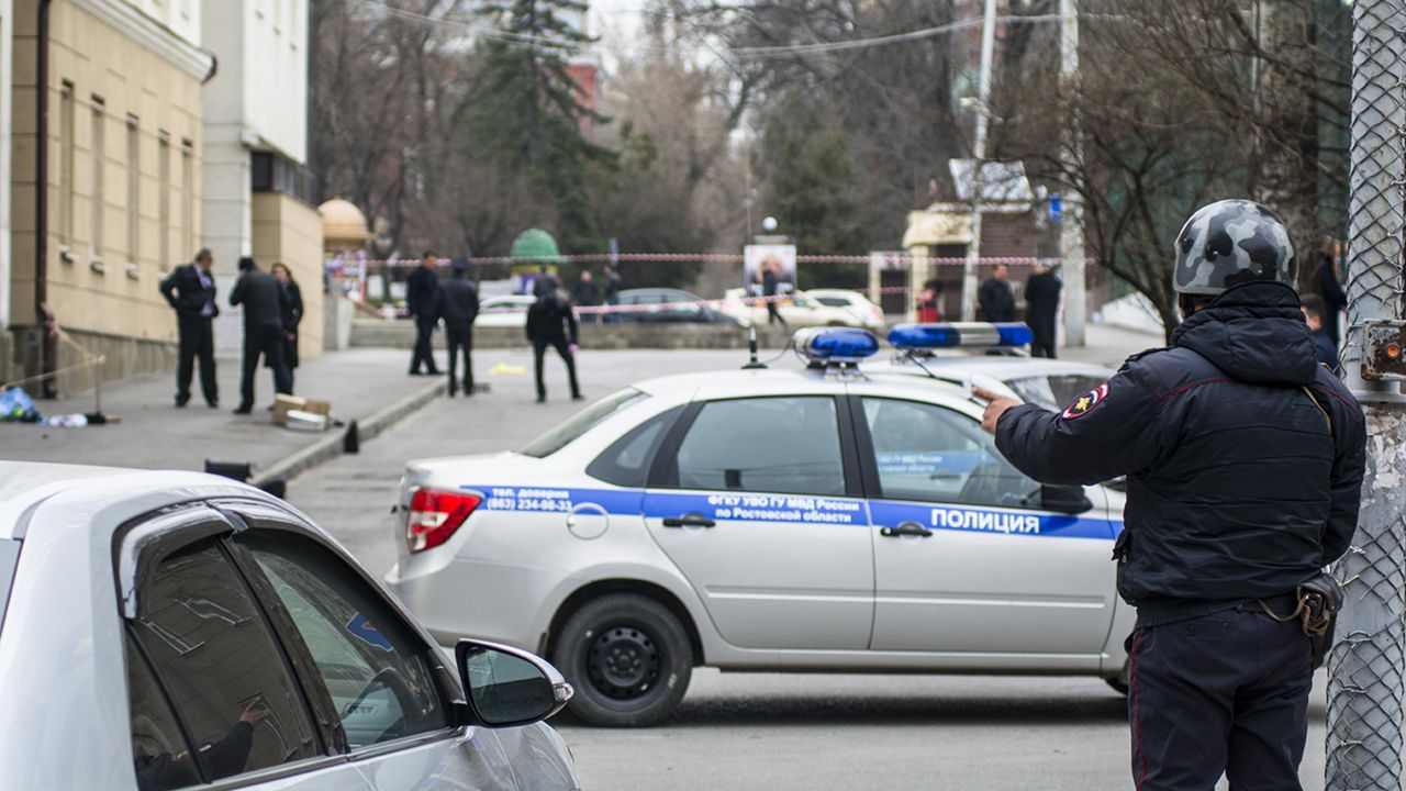 Un hombre arroja un televisor desde un noveno piso y mata a un ...