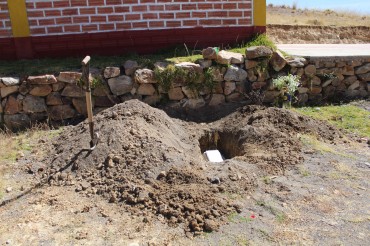 Entierran bebé al lado de iglesia