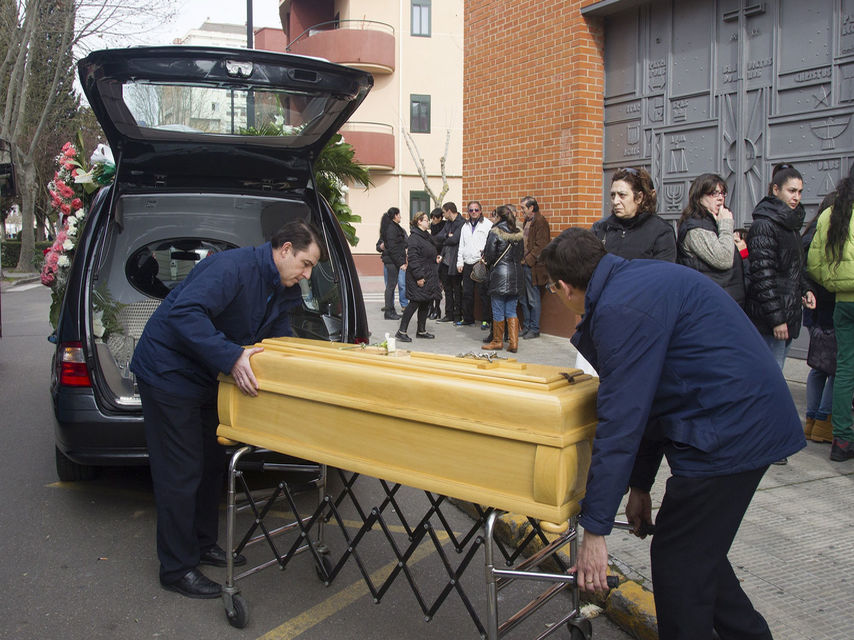 El misterio de la niña que murió al caer desde un cuarto piso con ...