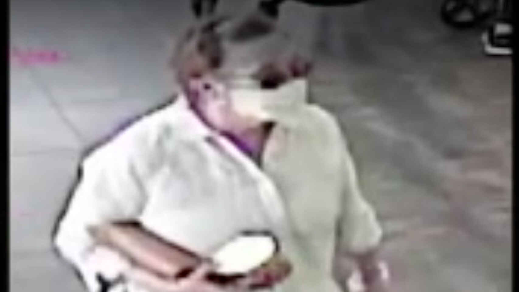 El vídeo en el que una mujer se quita la mascarilla para toser a ...