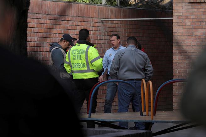 Miembros de Protección Civil de Torreón, al norte de México, en las inmediaciones de la escuela donde ha tenido lugar el tiroteo mortal