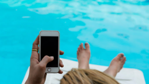 Niña salió de una piscina directo a cargar su celular y murió ...