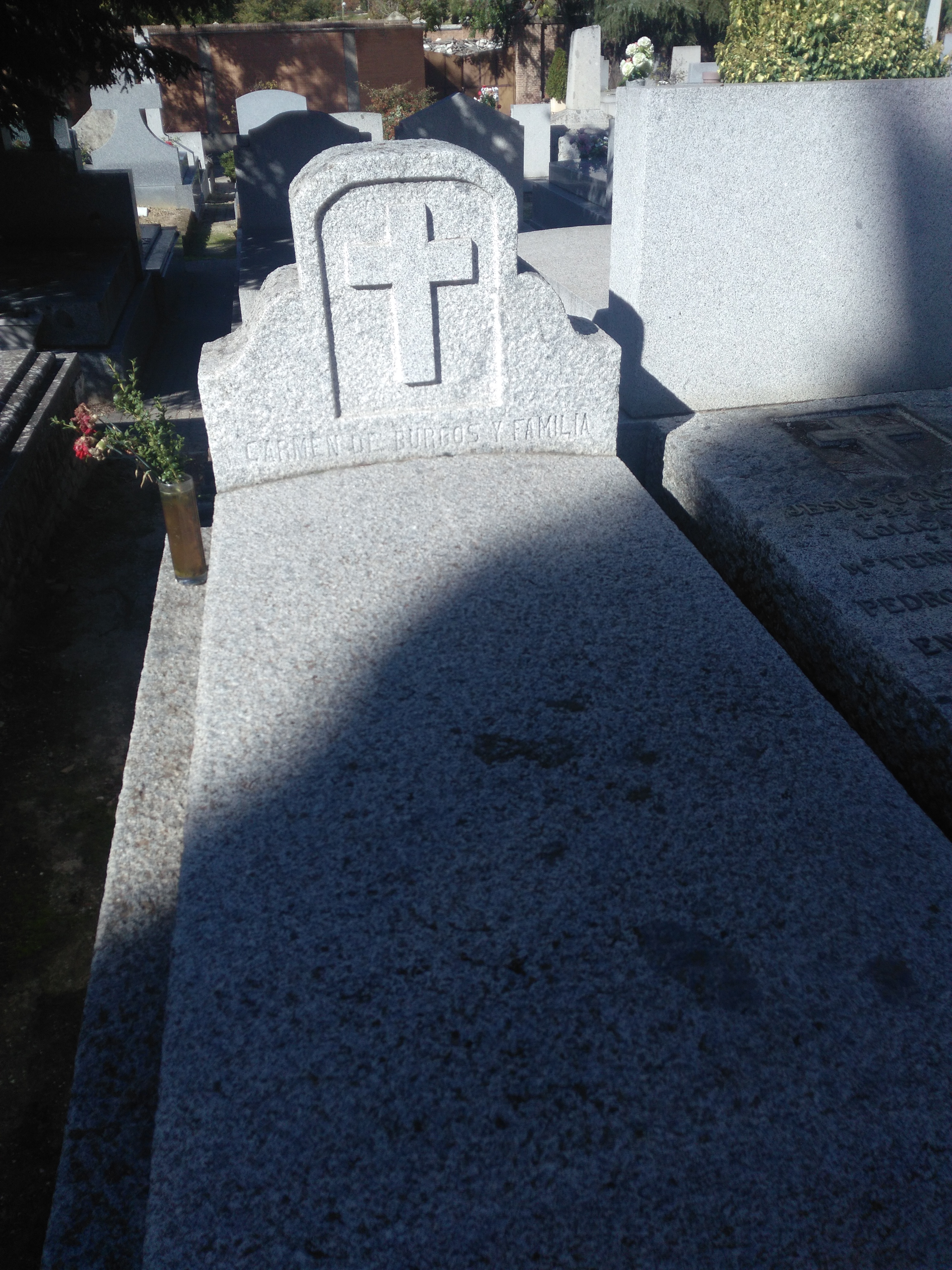 Archivo:Tumba de Carmen de Burgos.jpg - Wikipedia, la enciclopedia ...