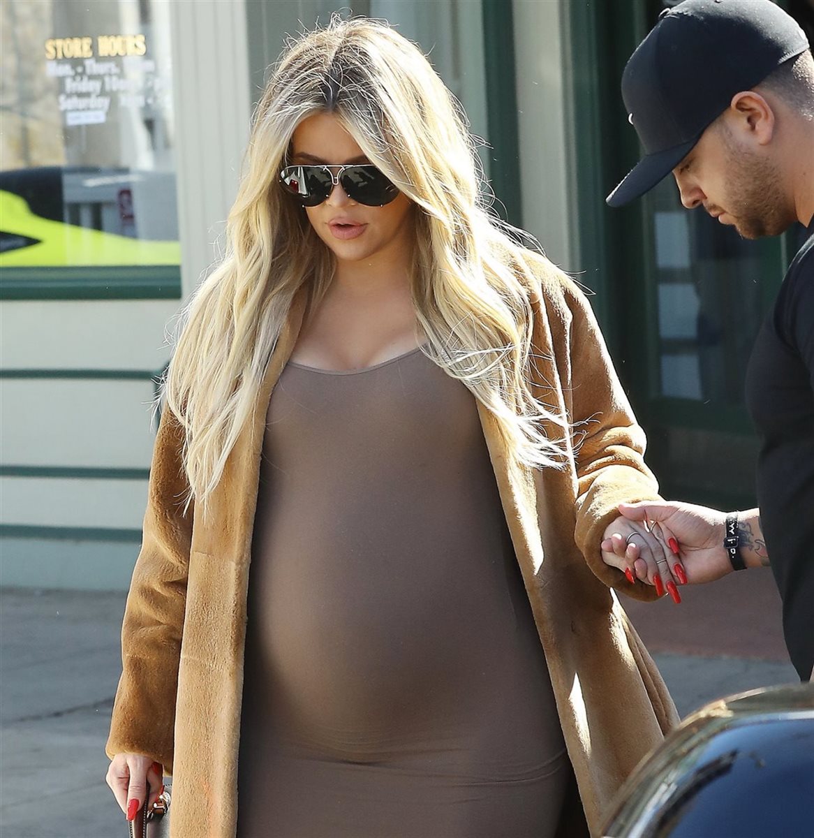 Unas complicaciones en su embarazo llevan a Khloé Kardashian al hospit