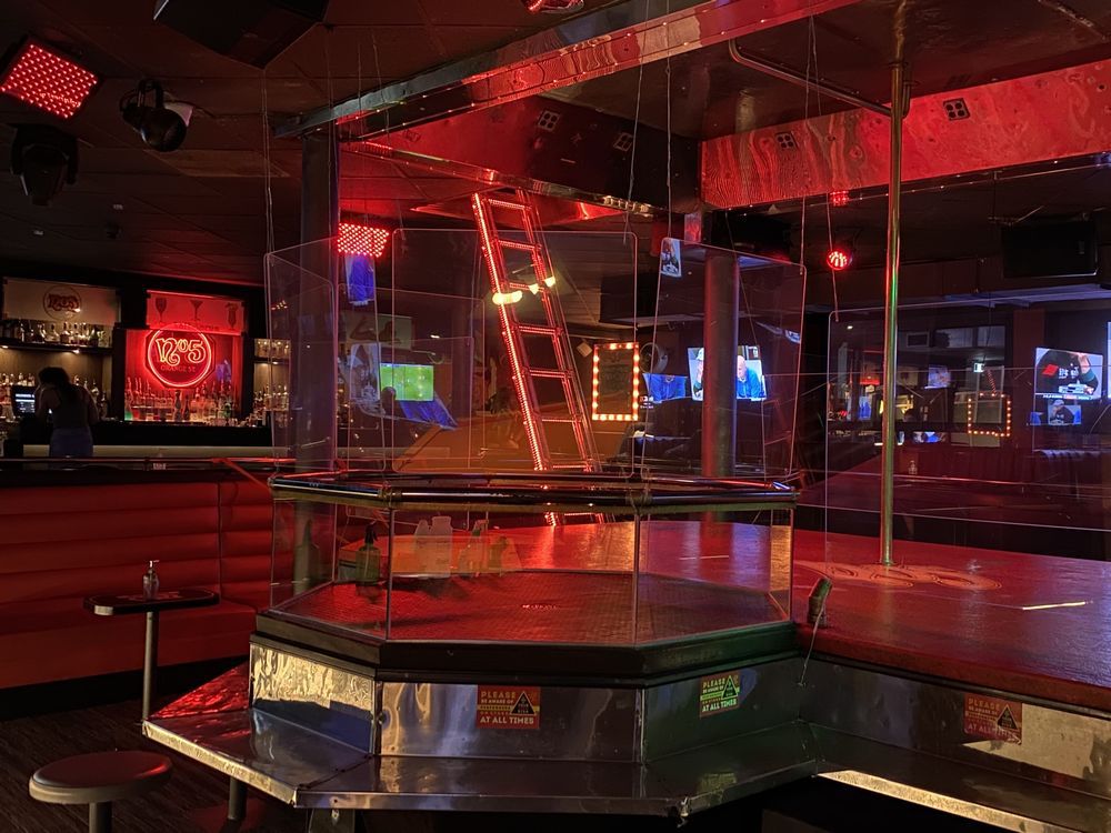 Dancers protected by Plexiglas at popular Vancouver strip club ...