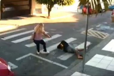Video: una policía de civil mató a un ladrón frente a una escuela ...