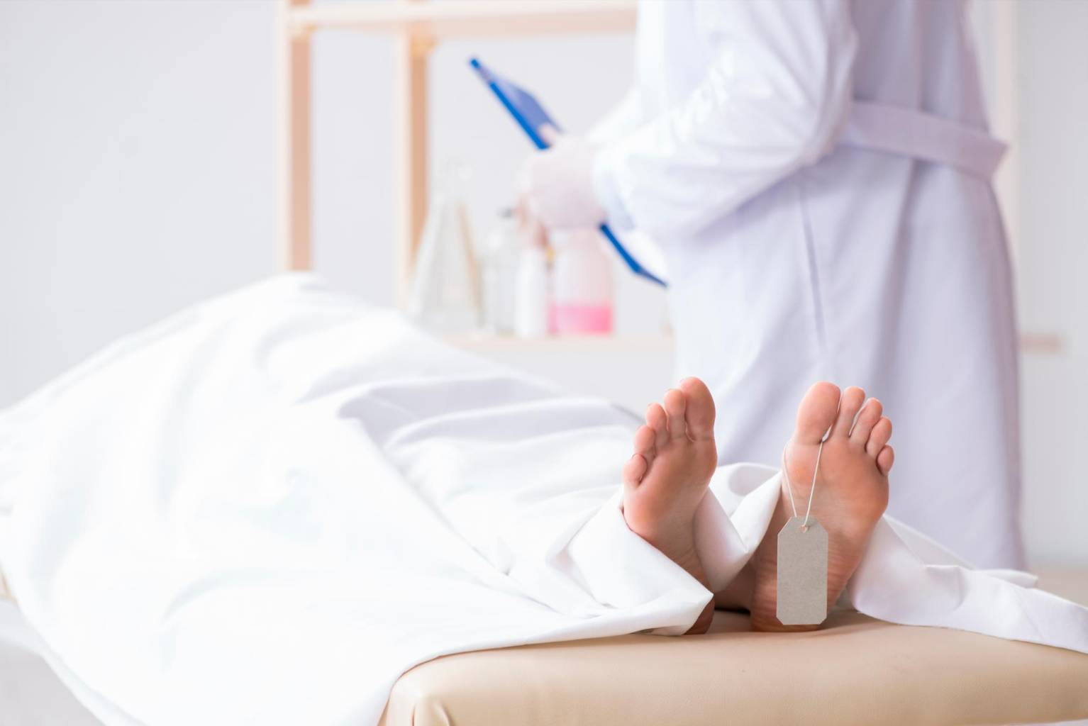 Mujer “muerta” respira antes de ser embalsamada en Detroit